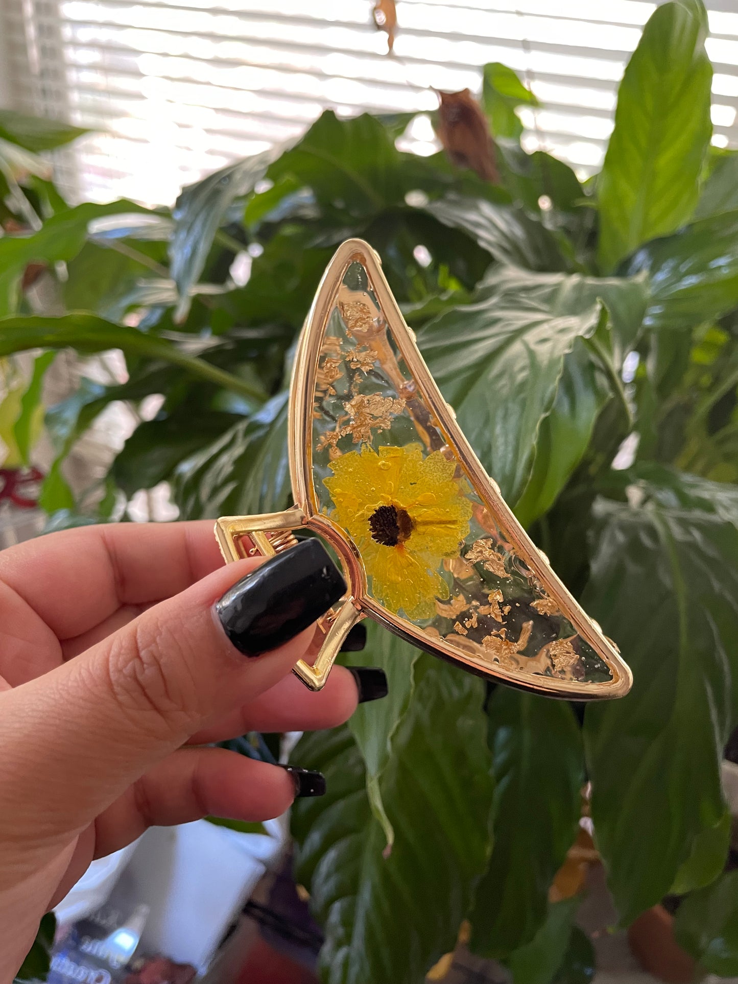 Floral Claw Clip (white & gold)