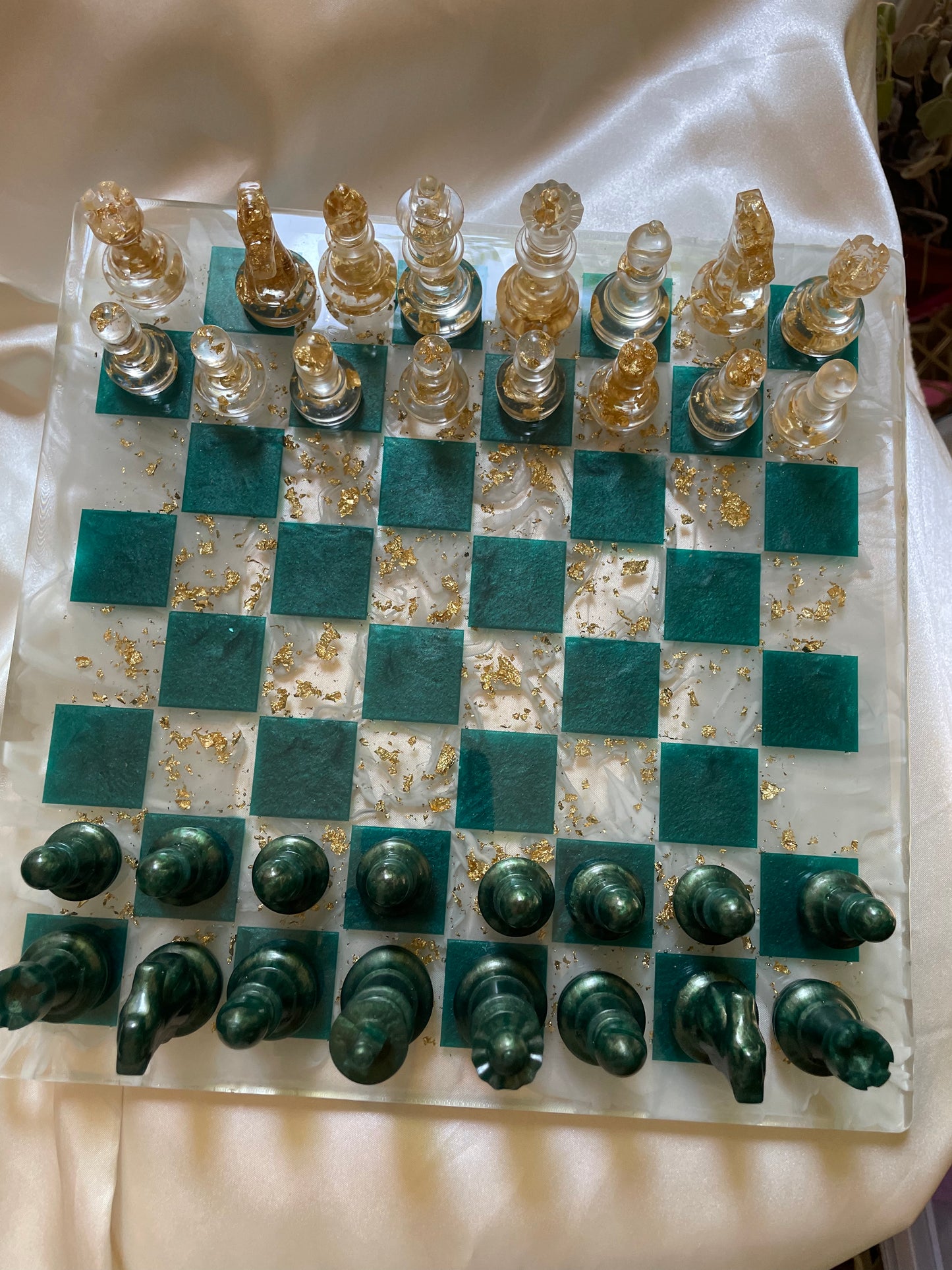 Tablero de ajedrez de mármol verde esmeralda y oro.