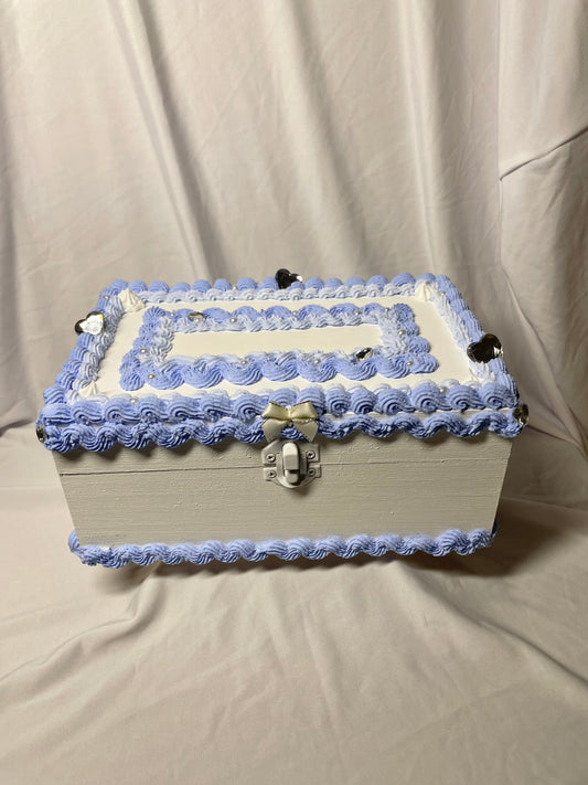 Caja de pastel de madera azul celeste y blanca