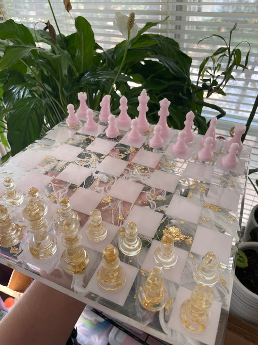 tablero de ajedrez rosa bebé y dorado
