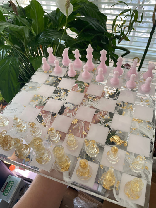 tablero de ajedrez rosa bebé y dorado