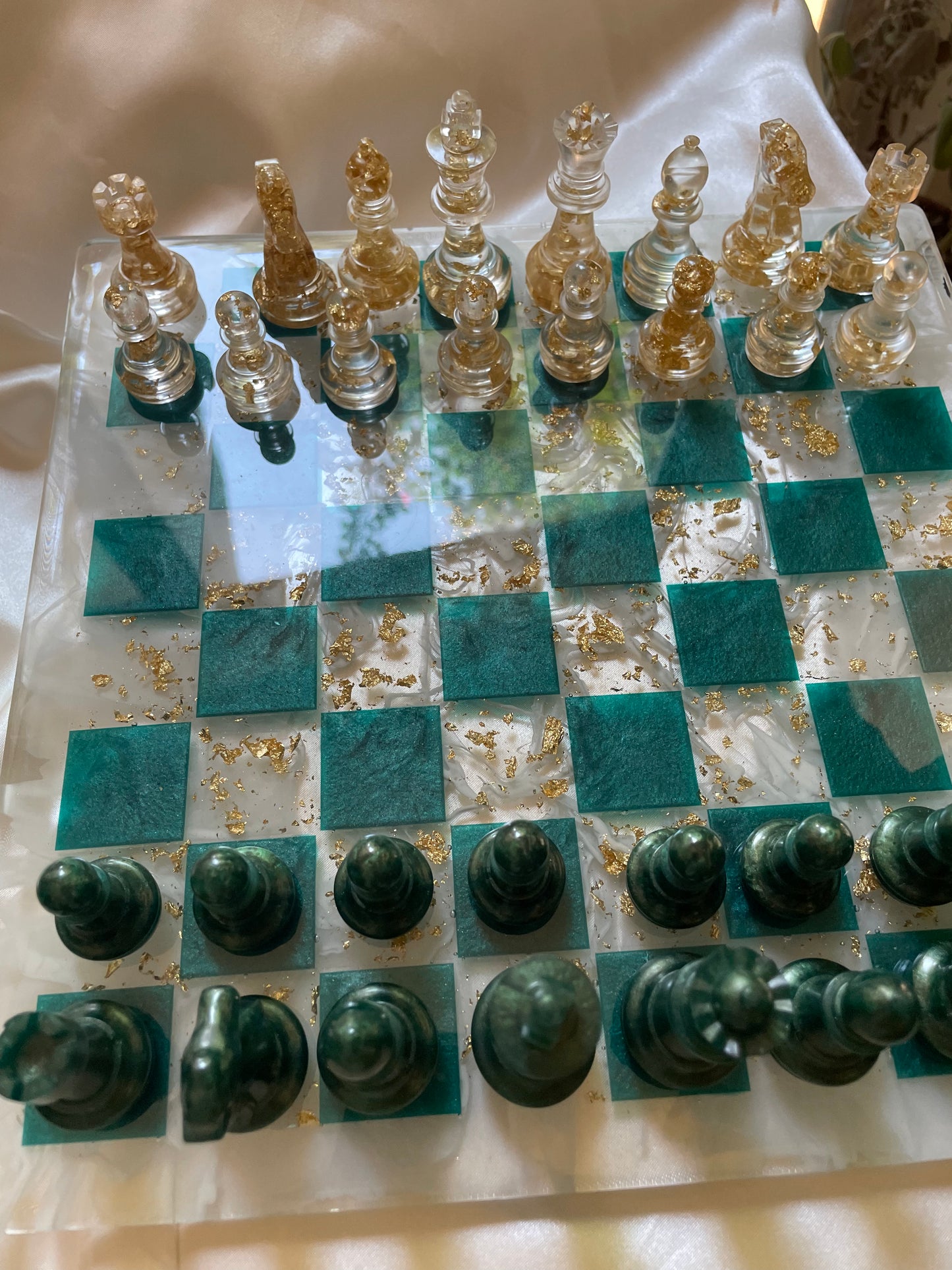 Tablero de ajedrez de mármol verde esmeralda y oro.