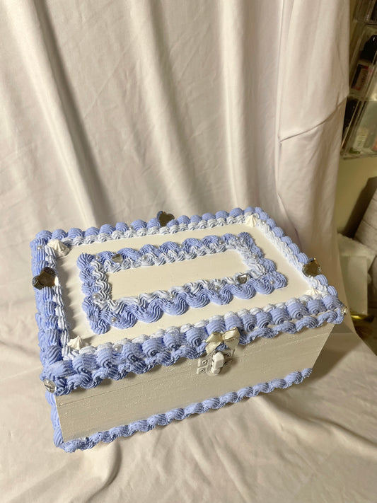 Caja de pastel de madera azul celeste y blanca